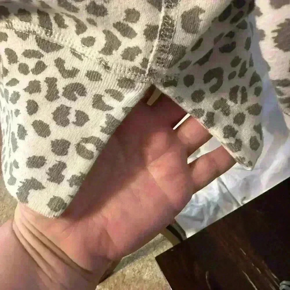 EUC Abercrombie & Fitch Animal Print Sweatshirt. Size Women’s Small. - Picture 5 of 6